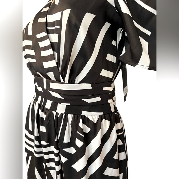 Karl Lagerfeld NWT Size 2 Black White Short Sleeve Ruffle Hem Mini Dress  (0483) - Picture 7 of 14